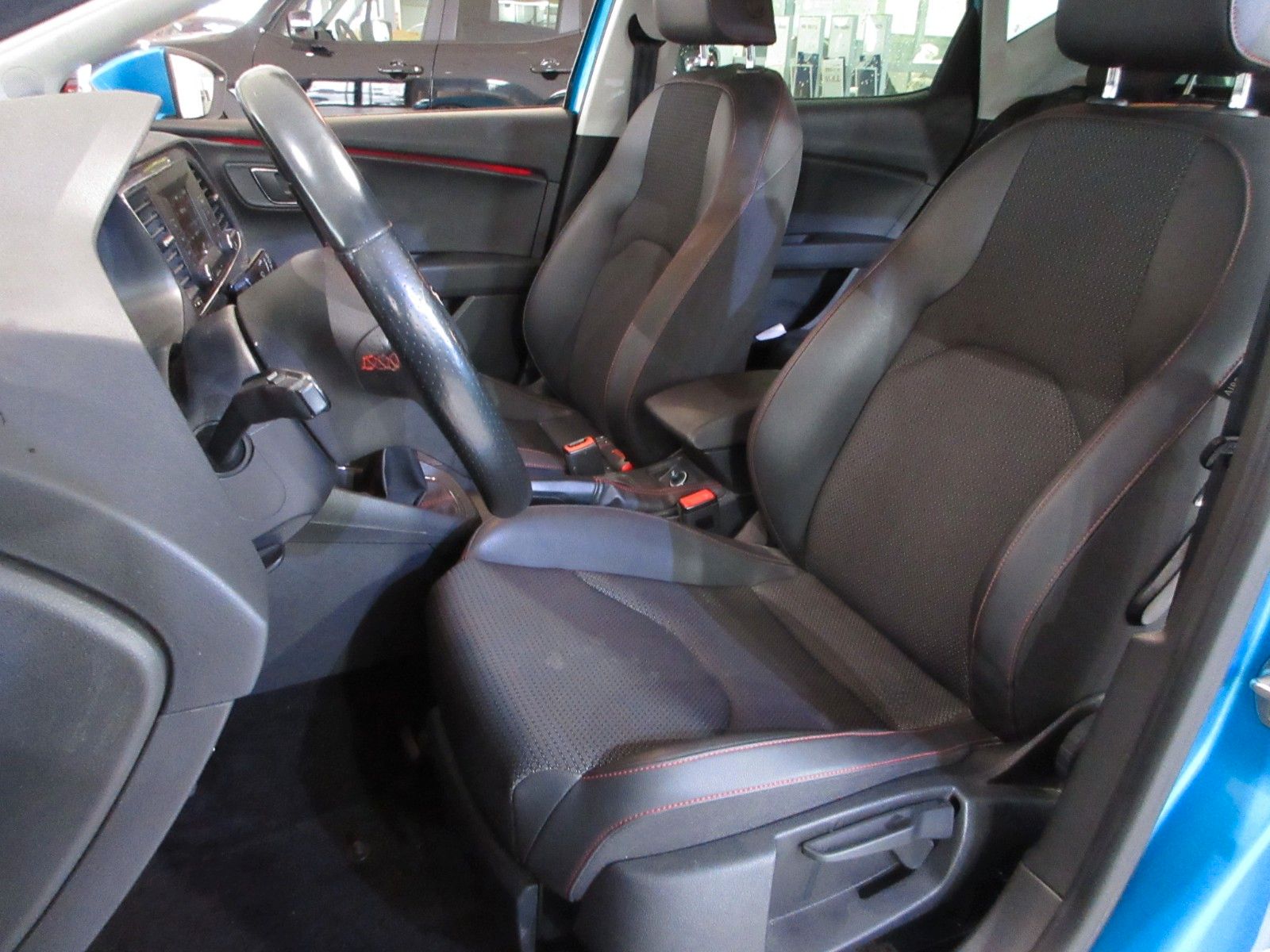 Fahrzeugabbildung SEAT Leon 1.8T FR LED/SHZ/PDC/18"ALU/TEMPOMAT