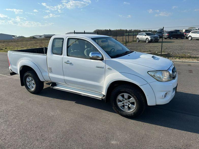 TOYOTA HILUX 4WD 2.5 DIESEL - 120 CV- GPS - BVM - ATTELAGE FIXE