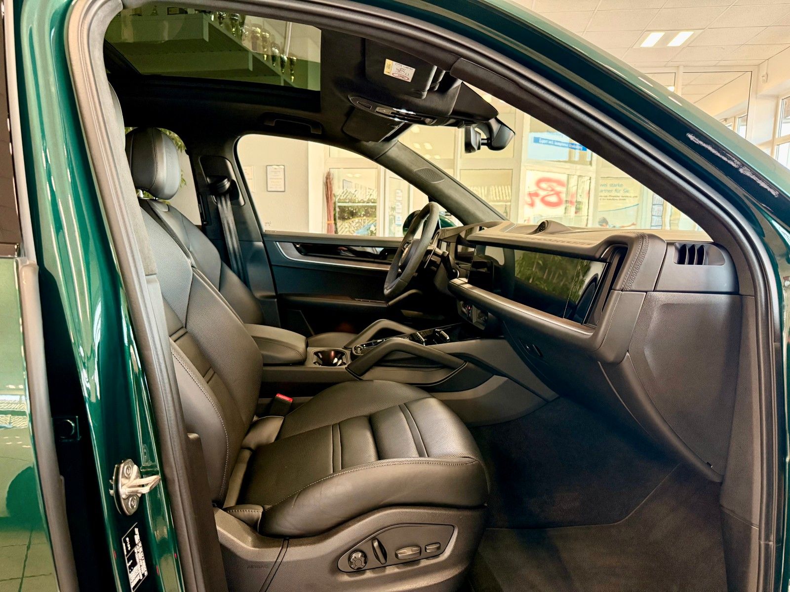 Fahrzeugabbildung Porsche Cayenne Turbo E-Hybrid SportDesign/PCCB/PTS/AHK