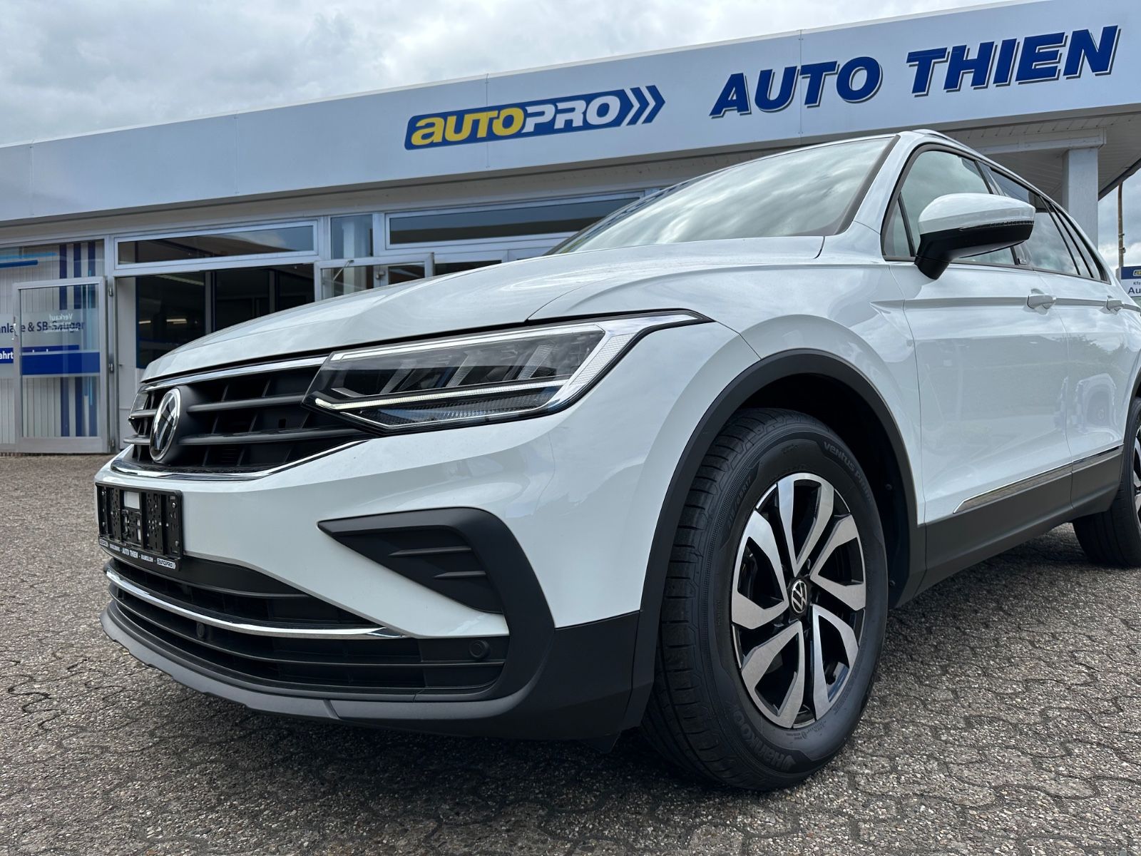 Fahrzeugabbildung Volkswagen Tiguan 2.0 TDI Active AHK/Navi/LED/SHZG/ACC