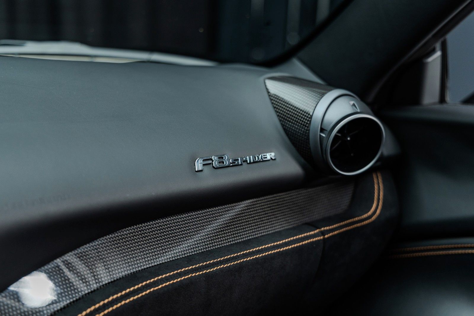 Fahrzeugabbildung Ferrari F8 Spider + Nero Daytona + Carbon + Lift + Garan