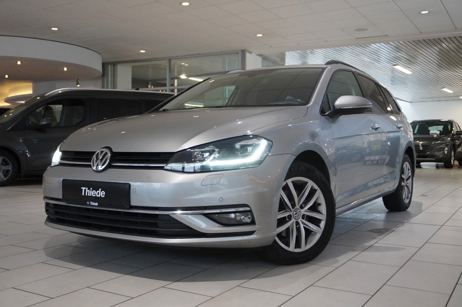 Fahrzeugabbildung Volkswagen Golf VII VARI. 1.6 TDI COMOFRT. DSG NAVI/LED/SHZ