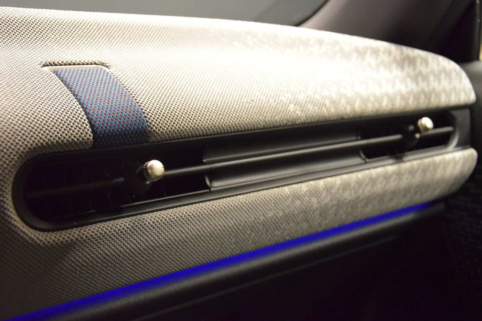 Fahrzeugabbildung MINI Cooper C 3-trg. Favoured Trim HUD Leder