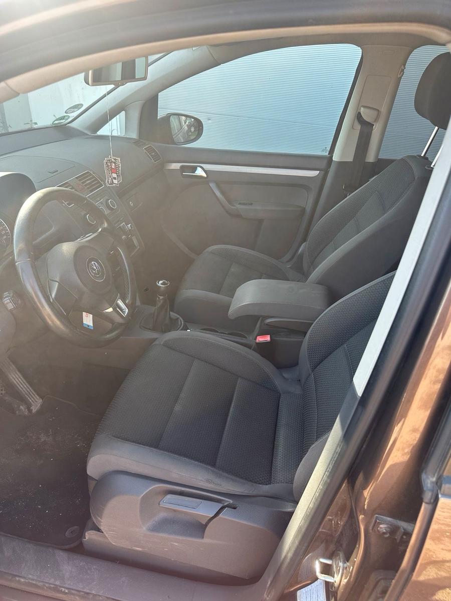 Volkswagen Touran 2011 — photo 8