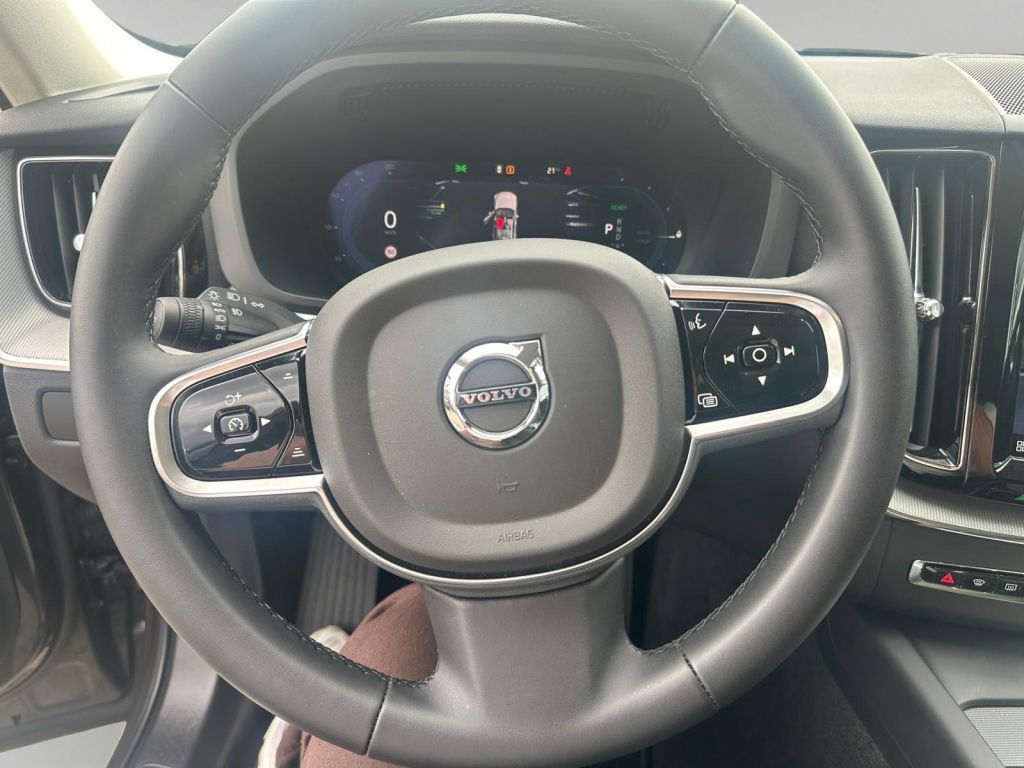 VOLVO XC60 T6 AWD Plug-in Hybrid Plus Dark VOLVO XC60 T6 AWD Plug-in Hybrid Plus Dark