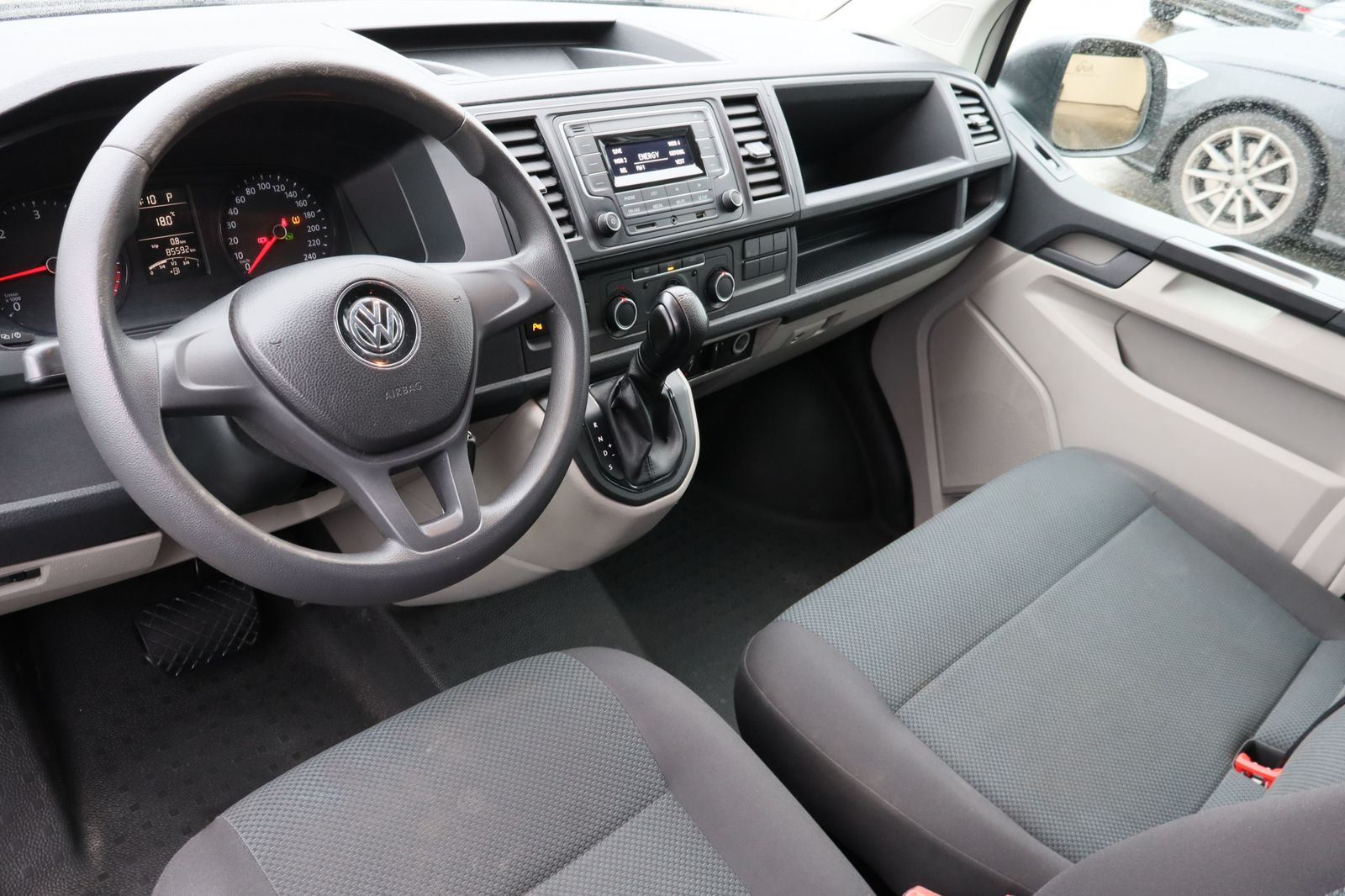 Fahrzeugabbildung Volkswagen T6 Kombi Kombi 2.0 TDI DSG 9-Sitzer BLUETOOTH+AH