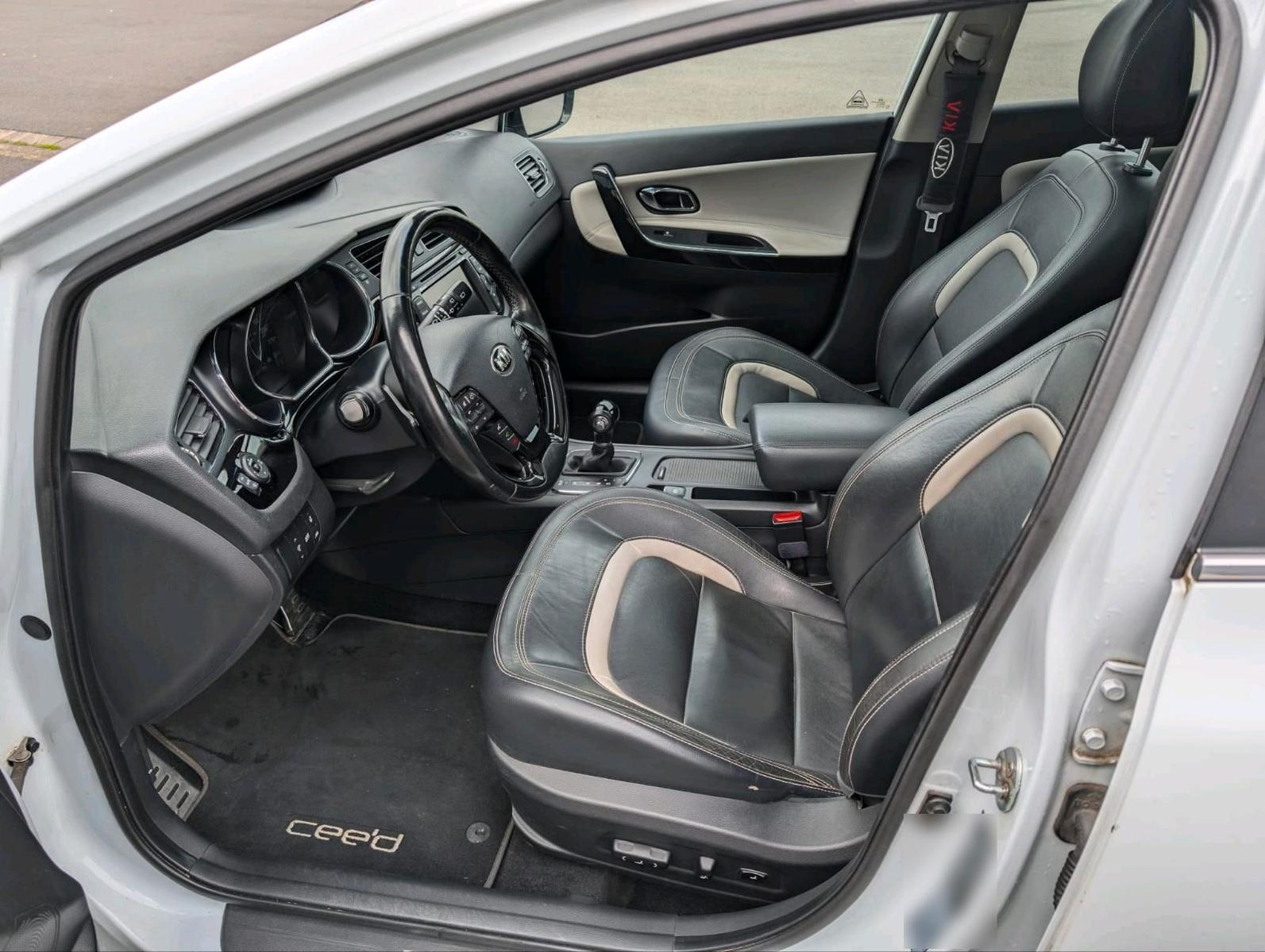 Kia cee'd 2012 — салон