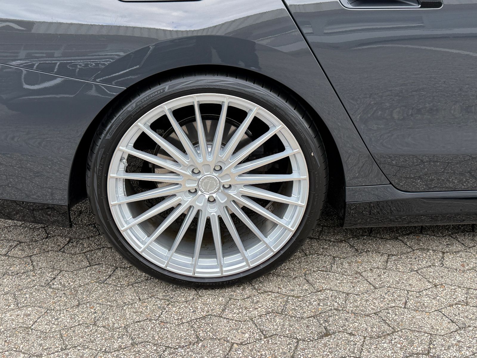 Fahrzeugabbildung BMW 740 d xDrive M Sport/CINEMA-TV/SKY LOUNGE/ICONIC