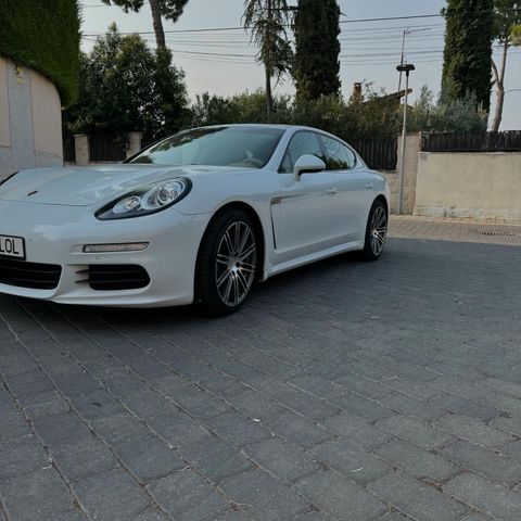 Porsche Panamera - -