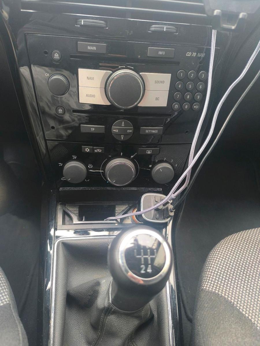 Opel Astra 2010 — photo 10