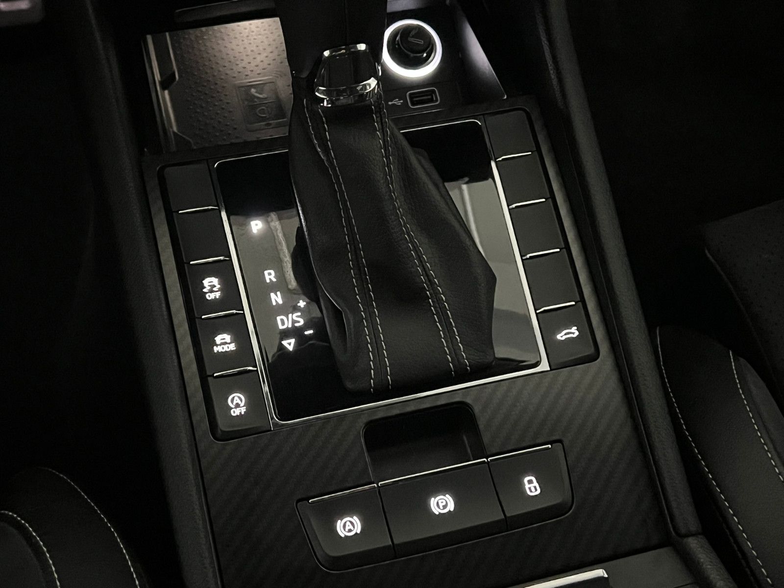 Fahrzeugabbildung SKODA Superb Combi SPORTLINE/LED/STHZ/AHK/ACC/VRTL
