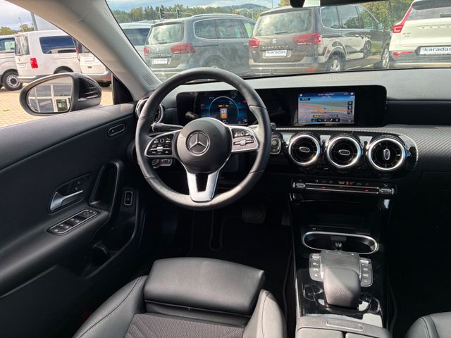 Fahrzeugabbildung Mercedes-Benz CLA 180 Lim >AUT/NAV/LED/Teilleder<