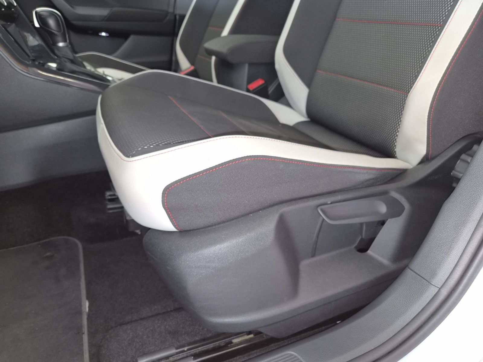 Fahrzeugabbildung Volkswagen T-Roc Sport 4Motion / LED / SCHECKHEFT