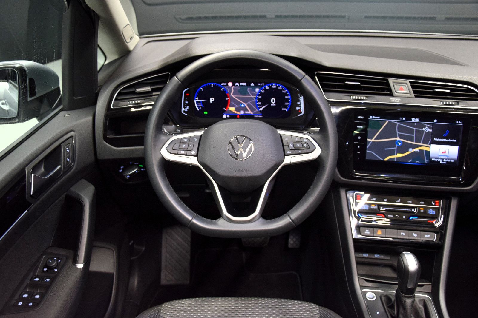 Fahrzeugabbildung Volkswagen Touran Comfortline DSG EasyOpen 7-Sitze ACC Pano