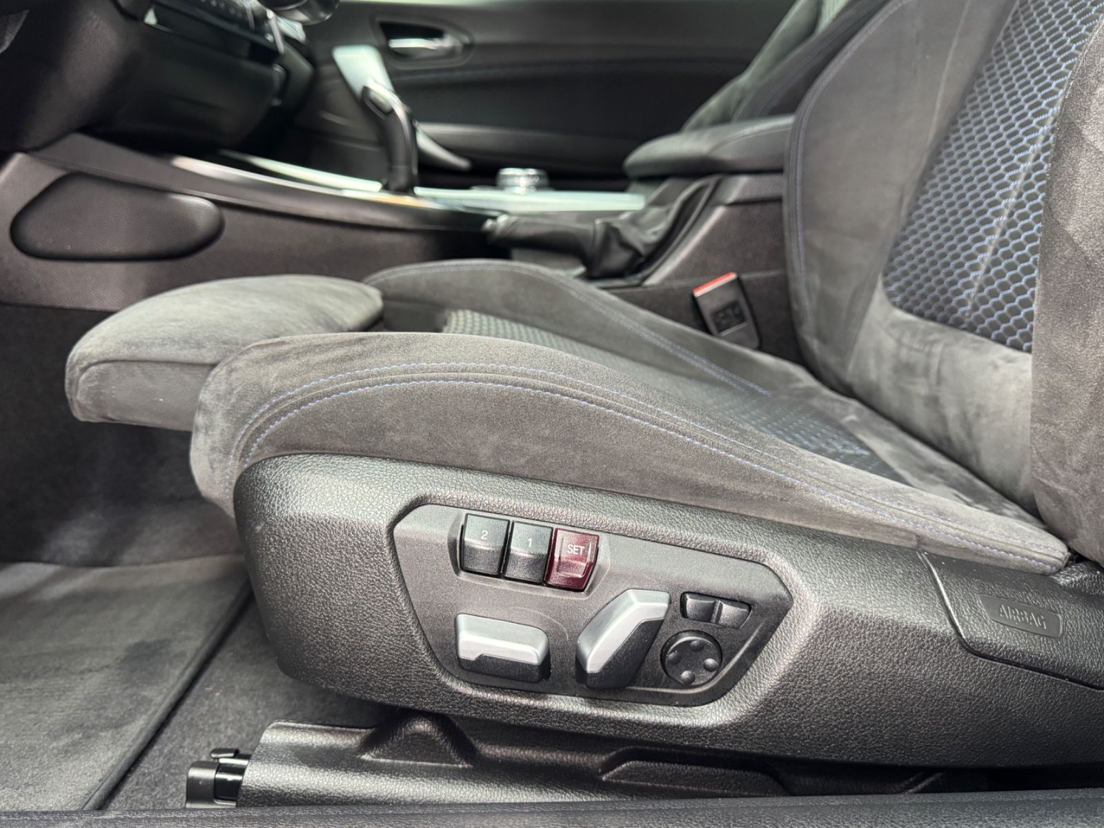 Fahrzeugabbildung BMW M135 i xDrive|AUTOMATIK|H&K|NAVI|KAMERA|