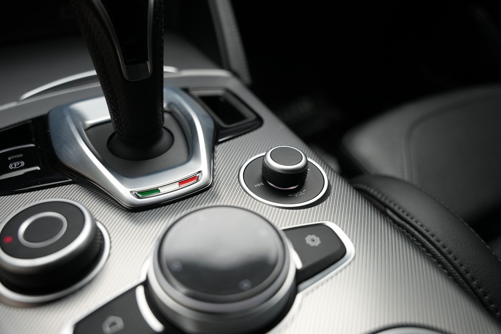 Fahrzeugabbildung Alfa Romeo Stelvio Veloce *Kamera*Leder*Memory*AllBlack