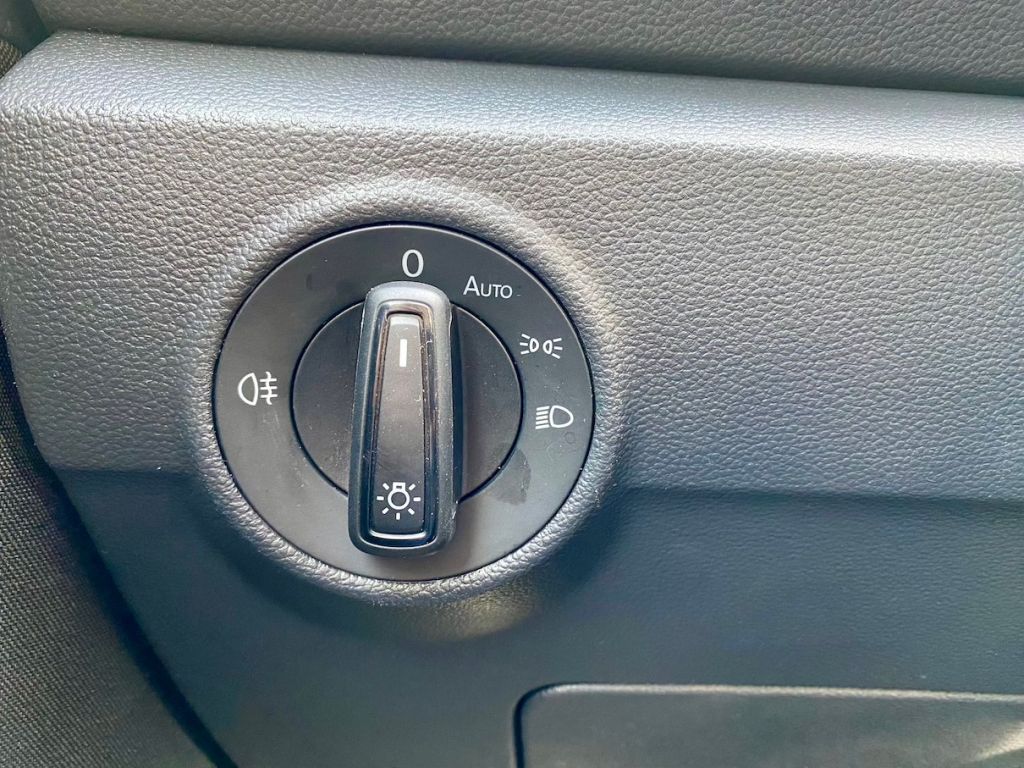 Fahrzeugabbildung Volkswagen T-Roc 1.0 AAC KLIMAAUT SHZ NAVI CARPLAY GJR