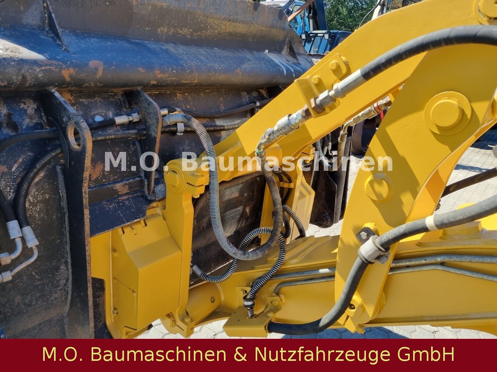 Fahrzeugabbildung CAT 906  / Klappschaufel /  SW /