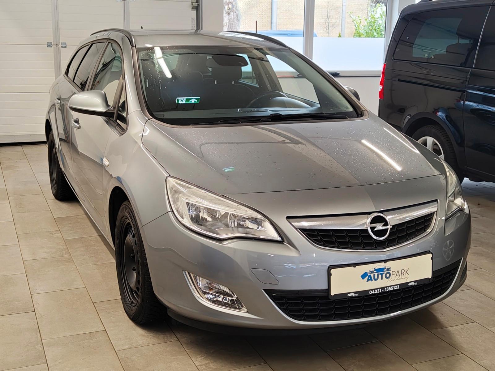 Opel Astra 2011 — interior