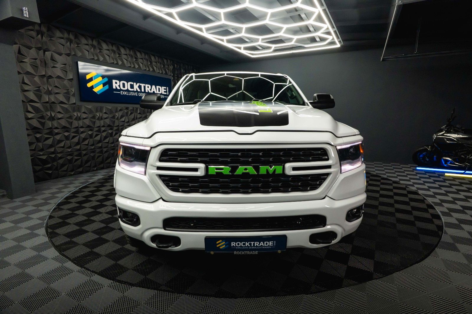 Fahrzeugabbildung Dodge RAM 5.7 V8 HEMI 4x4 OFFROAD Night-Paket LONGBED