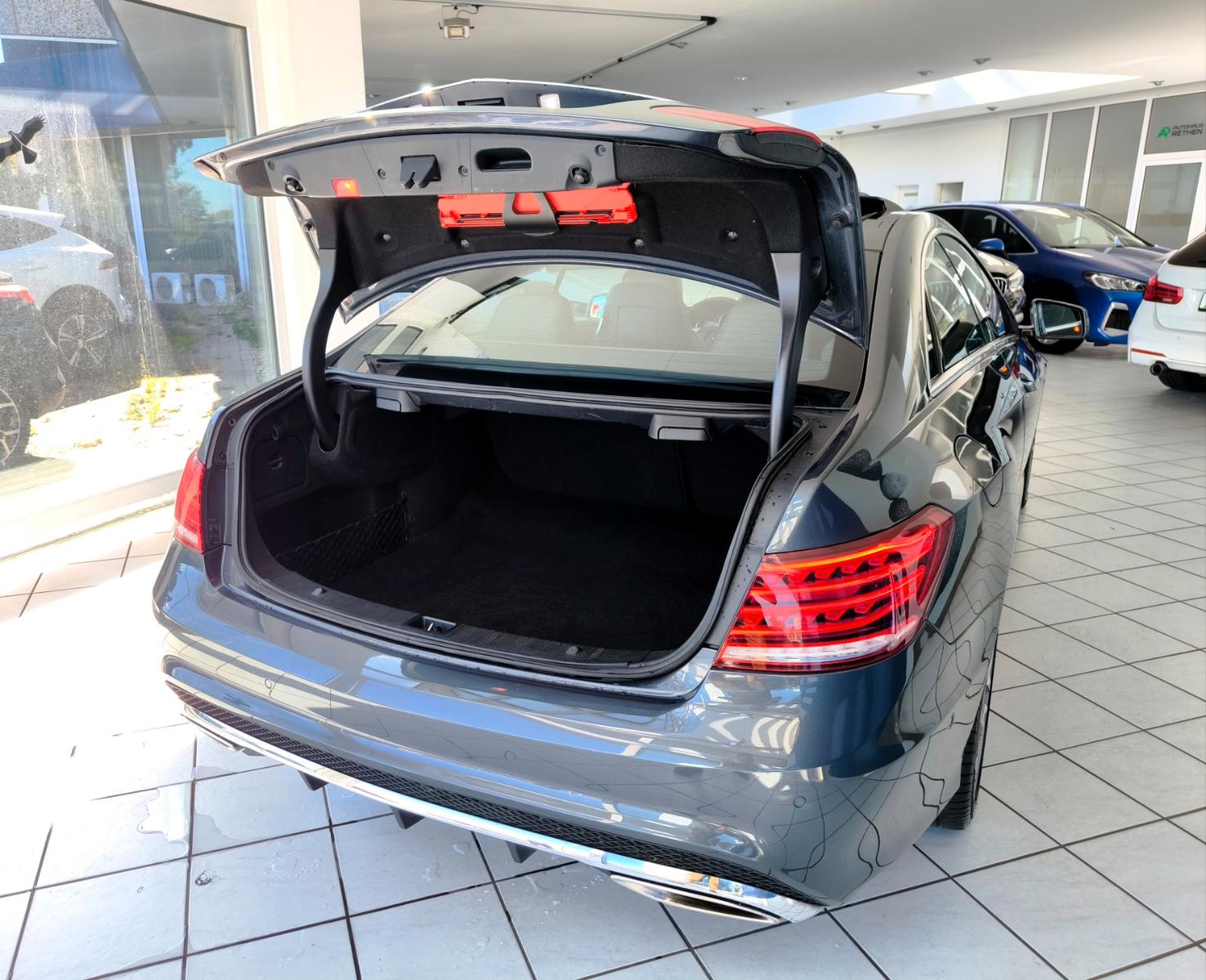 Mercedes-Benz E 300 Coupe*AMG-Paket*Panorama*2.Hand*