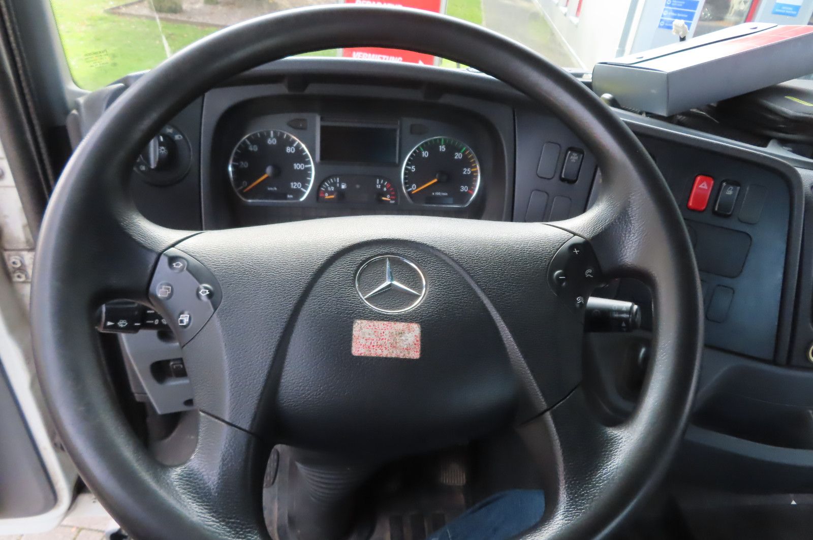 Fahrzeugabbildung Mercedes-Benz Axor  1833 L - Glastransporter Kran Palfinger