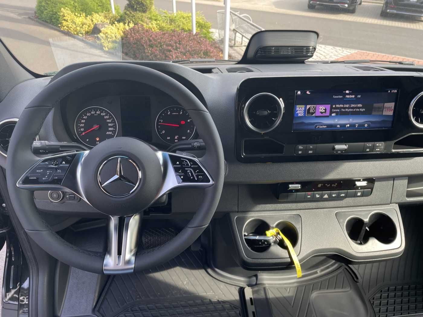 Fahrzeugabbildung Mercedes-Benz Sprinter 319 CDI 4x4 3665 Klima Kamera MBUX LED