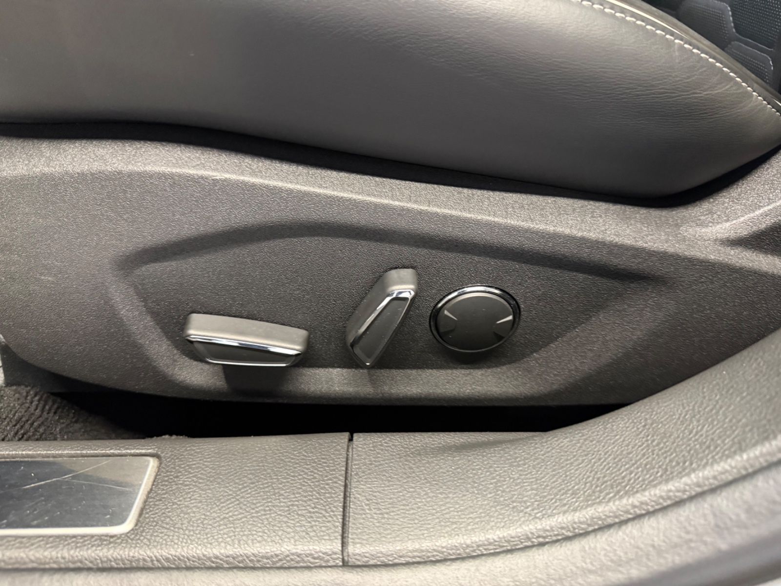 Fahrzeugabbildung Ford Mondeo Turnier Vignale, Navi, Business-Paket