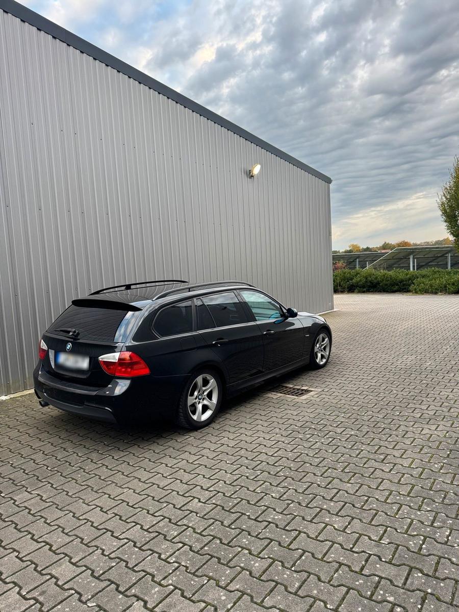BMW 318 2008 — салон