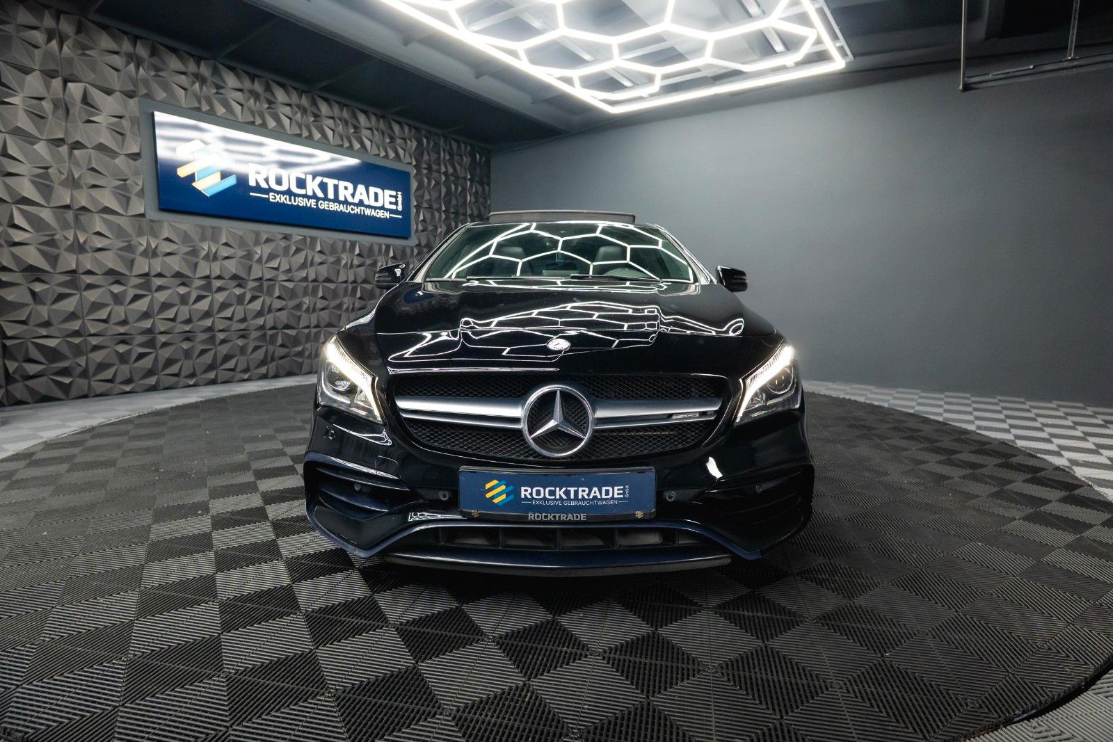 Fahrzeugabbildung Mercedes-Benz CLA 45 AMG 4Matic Performance Night *Pano*LED*