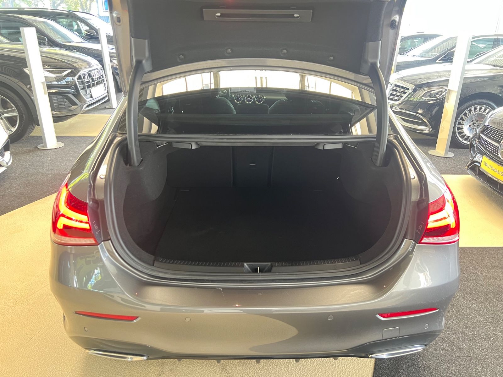 Fahrzeugabbildung Mercedes-Benz A 200 Limousine AMG LINE *PANORAMADACH*CARBON*