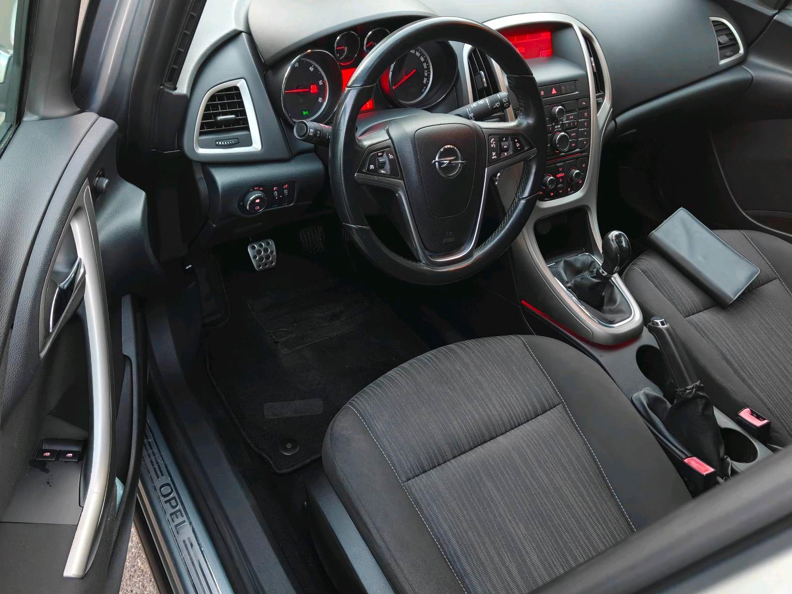 Opel Astra 2011 — photo 7