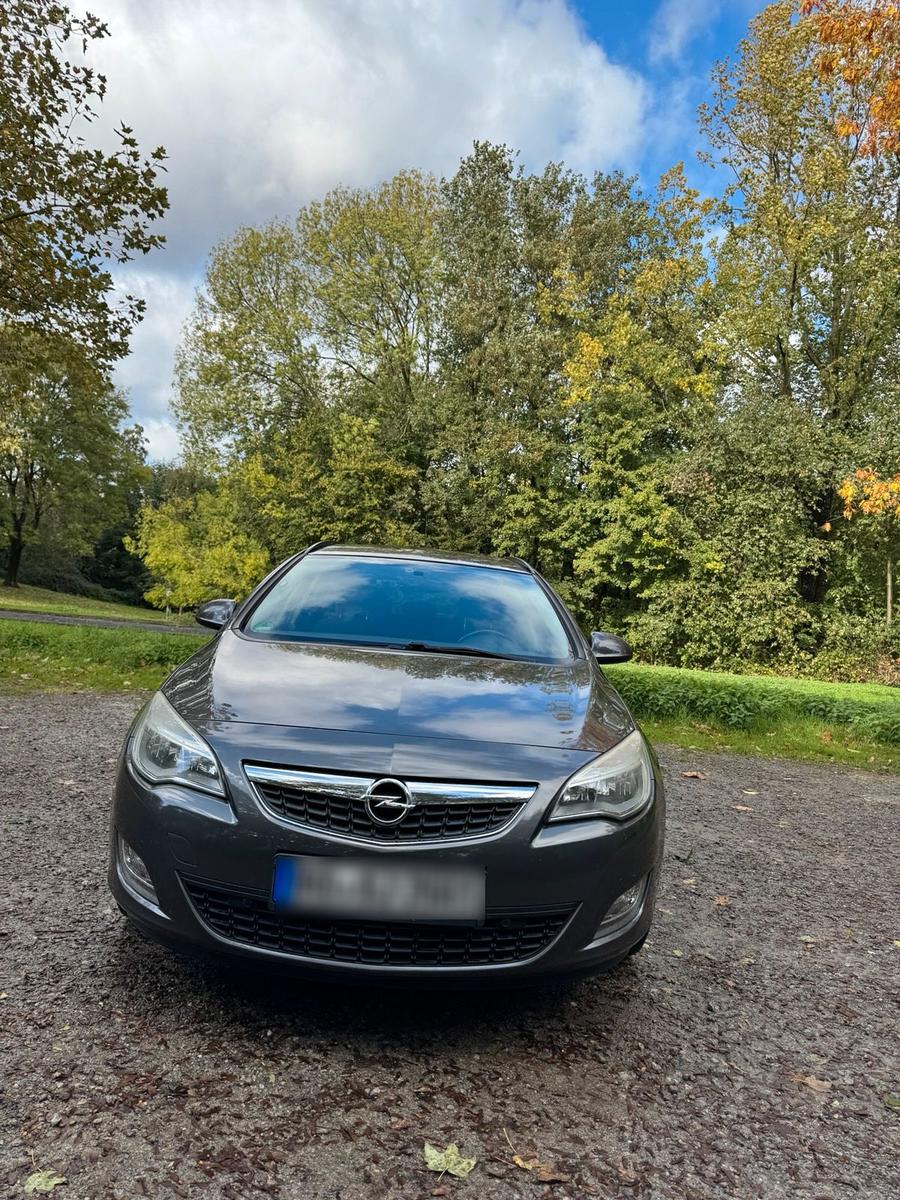 Opel Astra 2012 — rear view