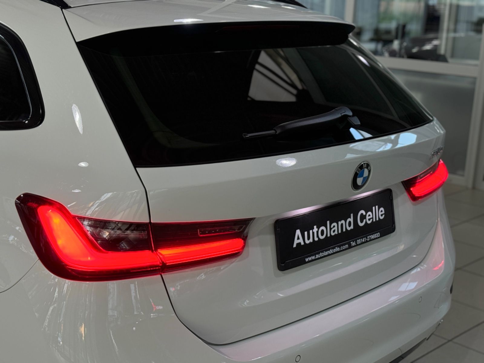 Fahrzeugabbildung BMW 330e Sport Line DAB Alarm AHK LED Individual