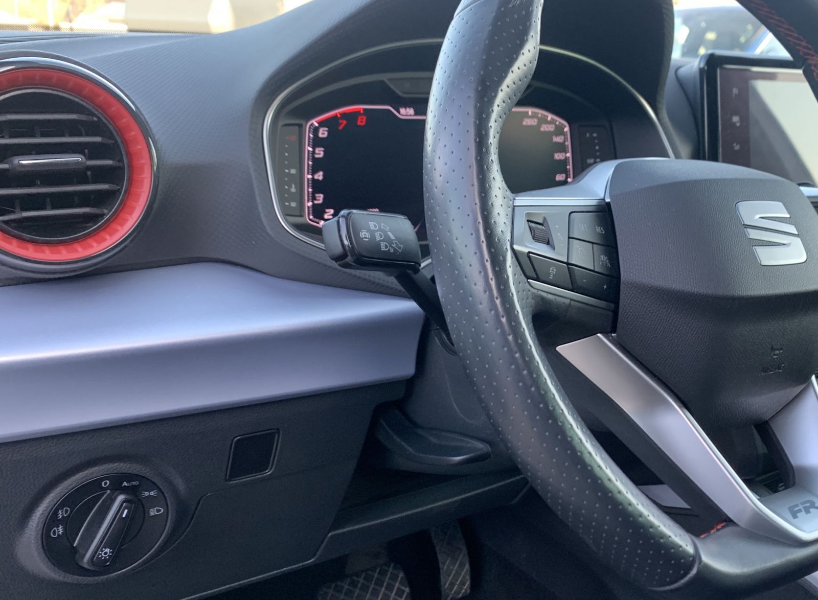 Fahrzeugabbildung SEAT Arona 1.5 TSI*FR*Beats*LED*AHK*Cam*ACC*