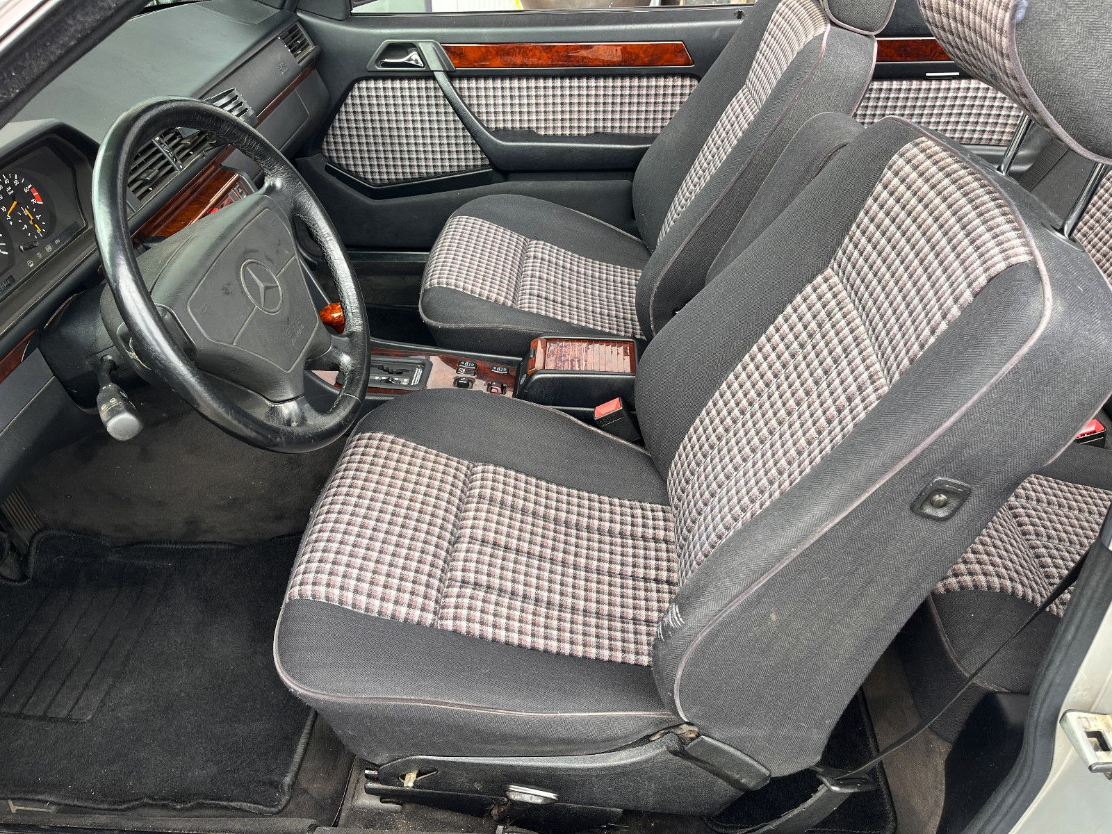 Fahrzeugabbildung Mercedes-Benz E 230