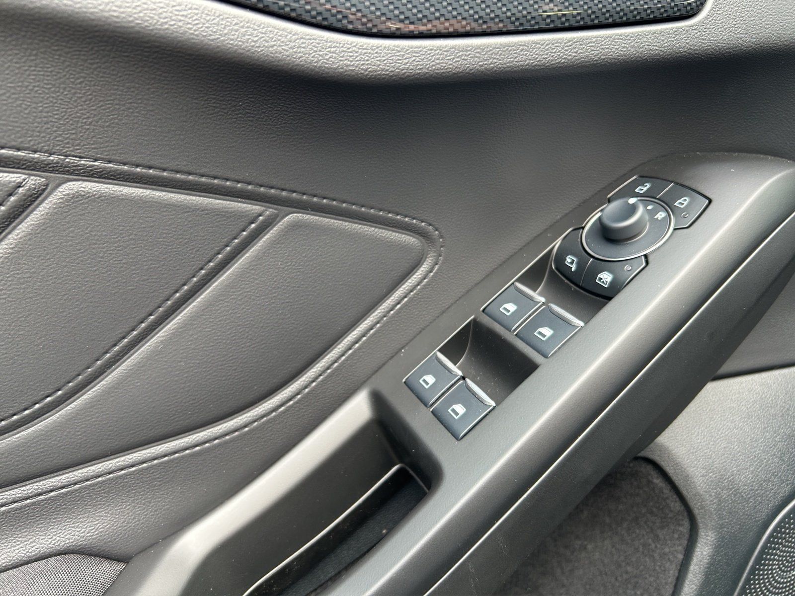 Fahrzeugabbildung Ford Focus ST-Line X Winter Pak. B+O HUD 18 Zoll PDC