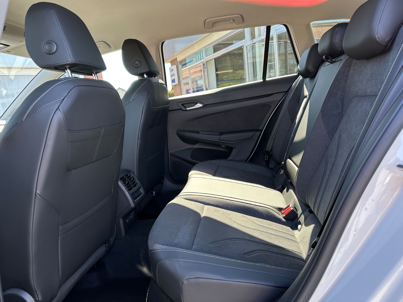 Fahrzeugabbildung Volkswagen Golf VIII Variant 1.5 TSI Life Navi/ACC/LED/Shzg