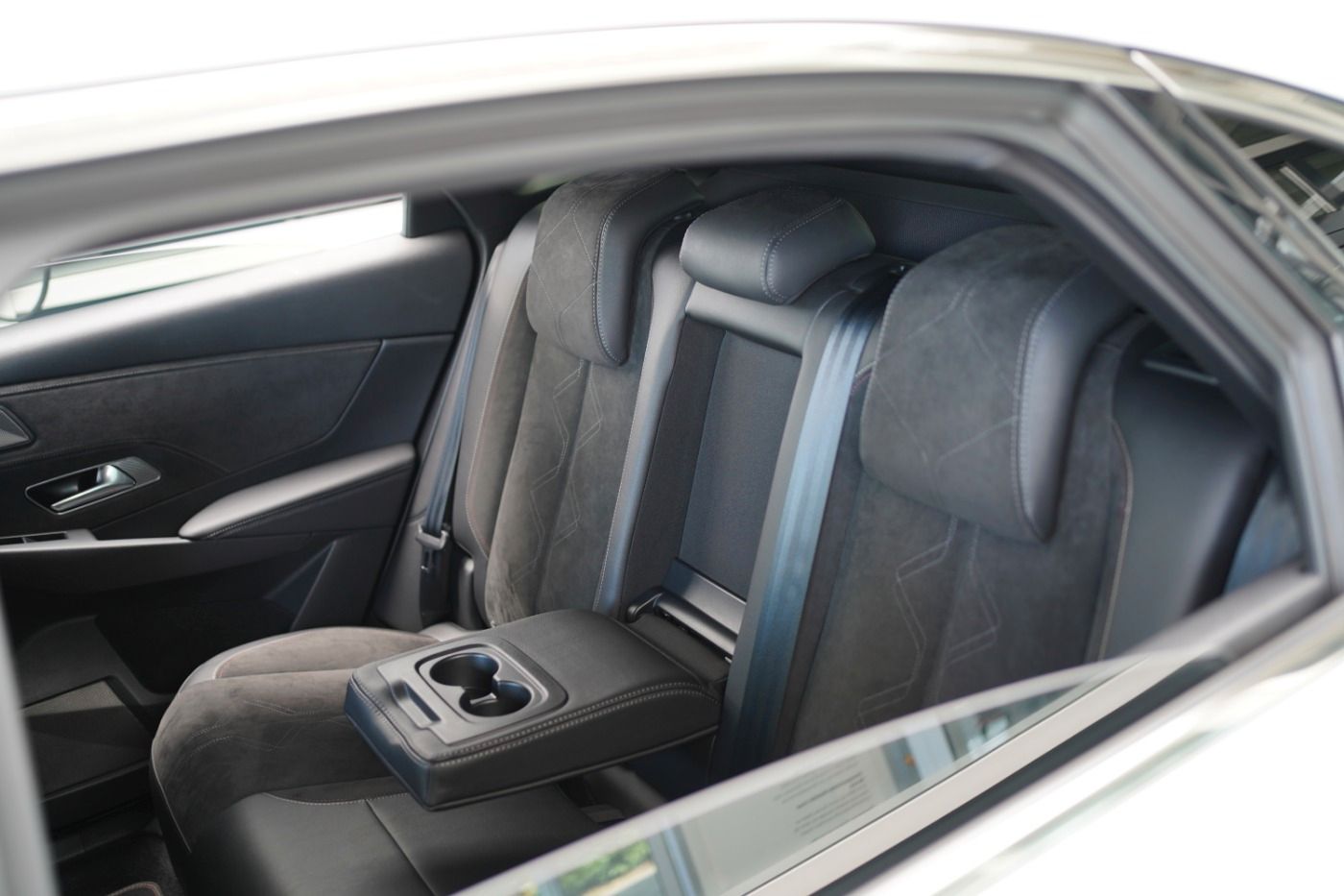 Fahrzeugabbildung DS Automobiles DS7 Crossback E-Tense 4x4 300 Anhängerkupplung