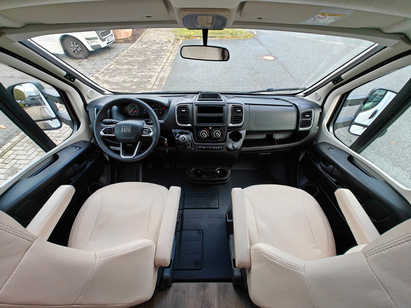 Fahrzeugabbildung LMC Tourer T 660 G -  663 70 Jahre, 140PS -