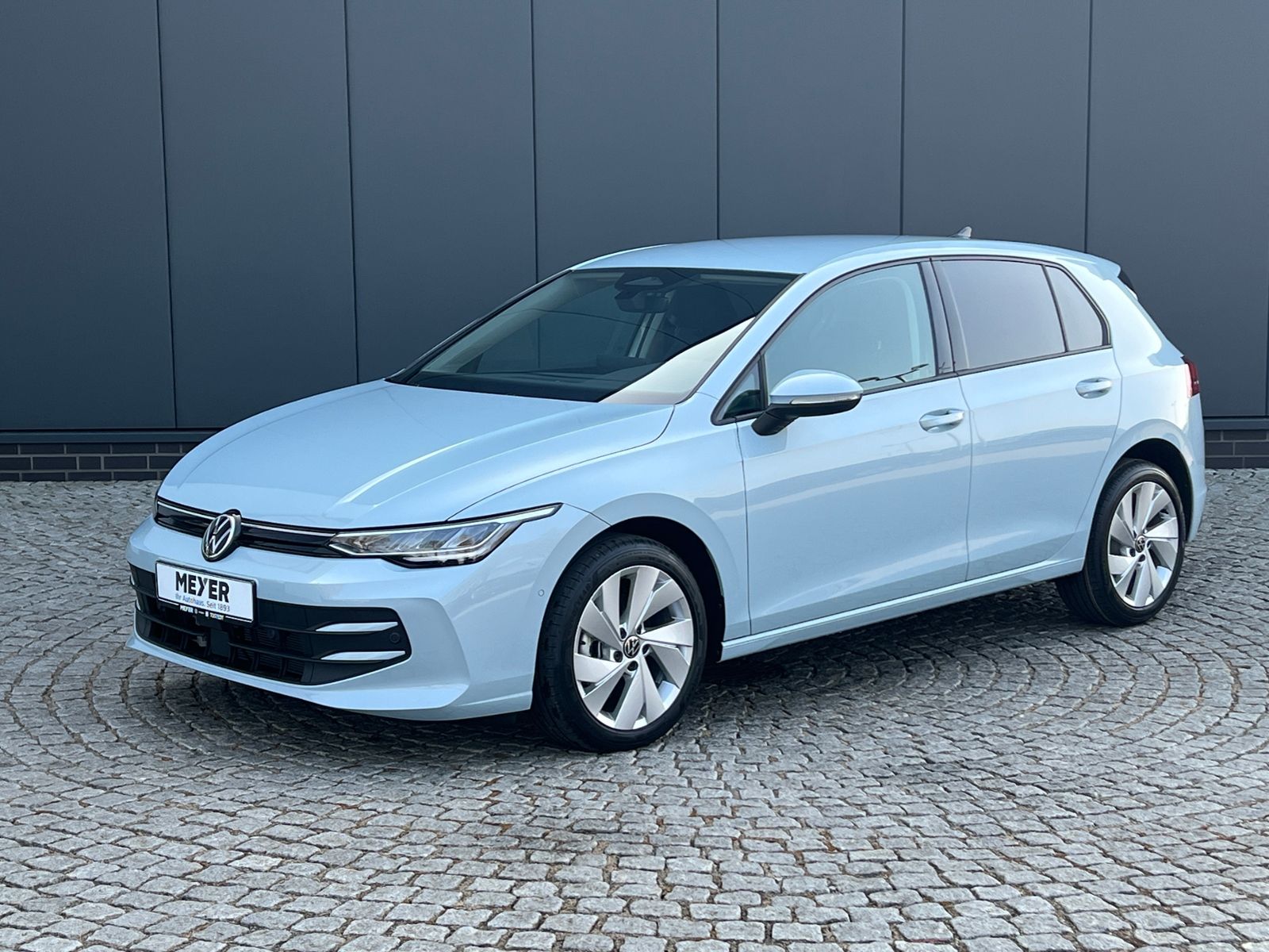Fahrzeugabbildung Volkswagen Golf VIII Life 1.5 TSI *ACC, Light Assist, Sitzh
