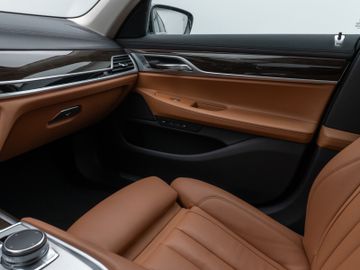 Fahrzeugabbildung BMW 730d xDr LED ACC HUD HI-FI DAB Kamera 360°