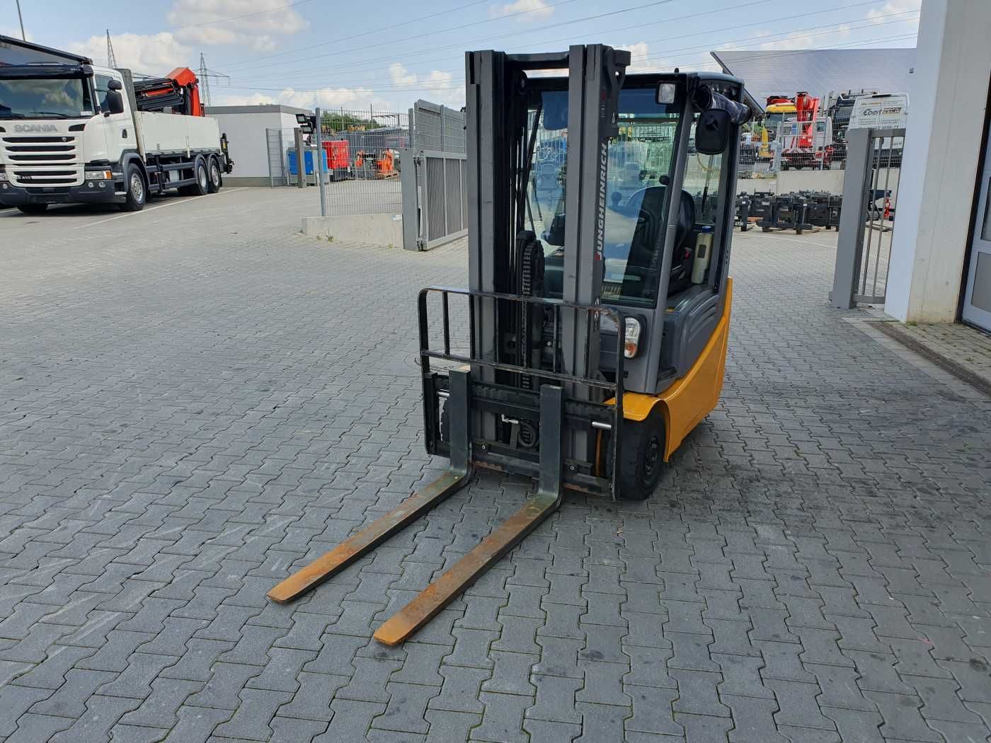 Fahrzeugabbildung Jungheinrich EFG 215 / Triplex: 4.25m! / SS / nur 2.184h!