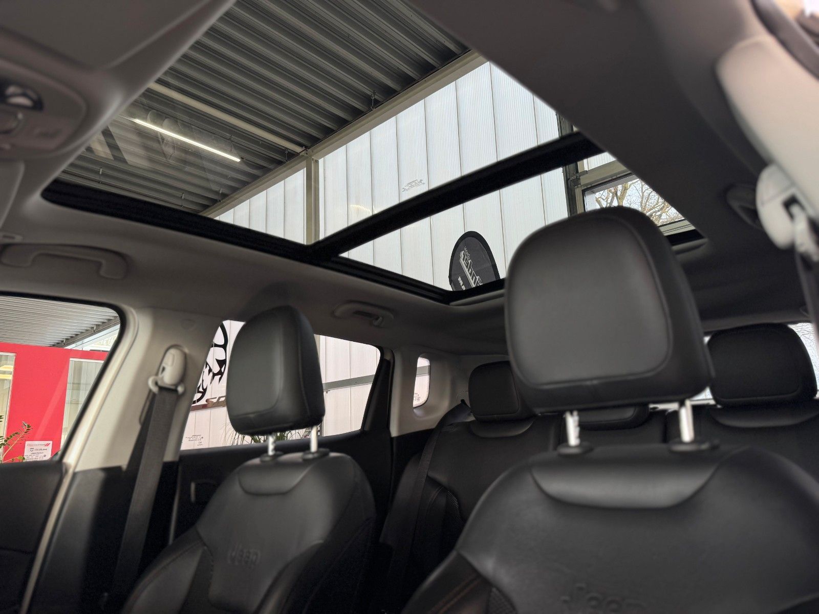 Fahrzeugabbildung Jeep Compass 1.4T Limited 4WD "Pano AHK Winterpaket"