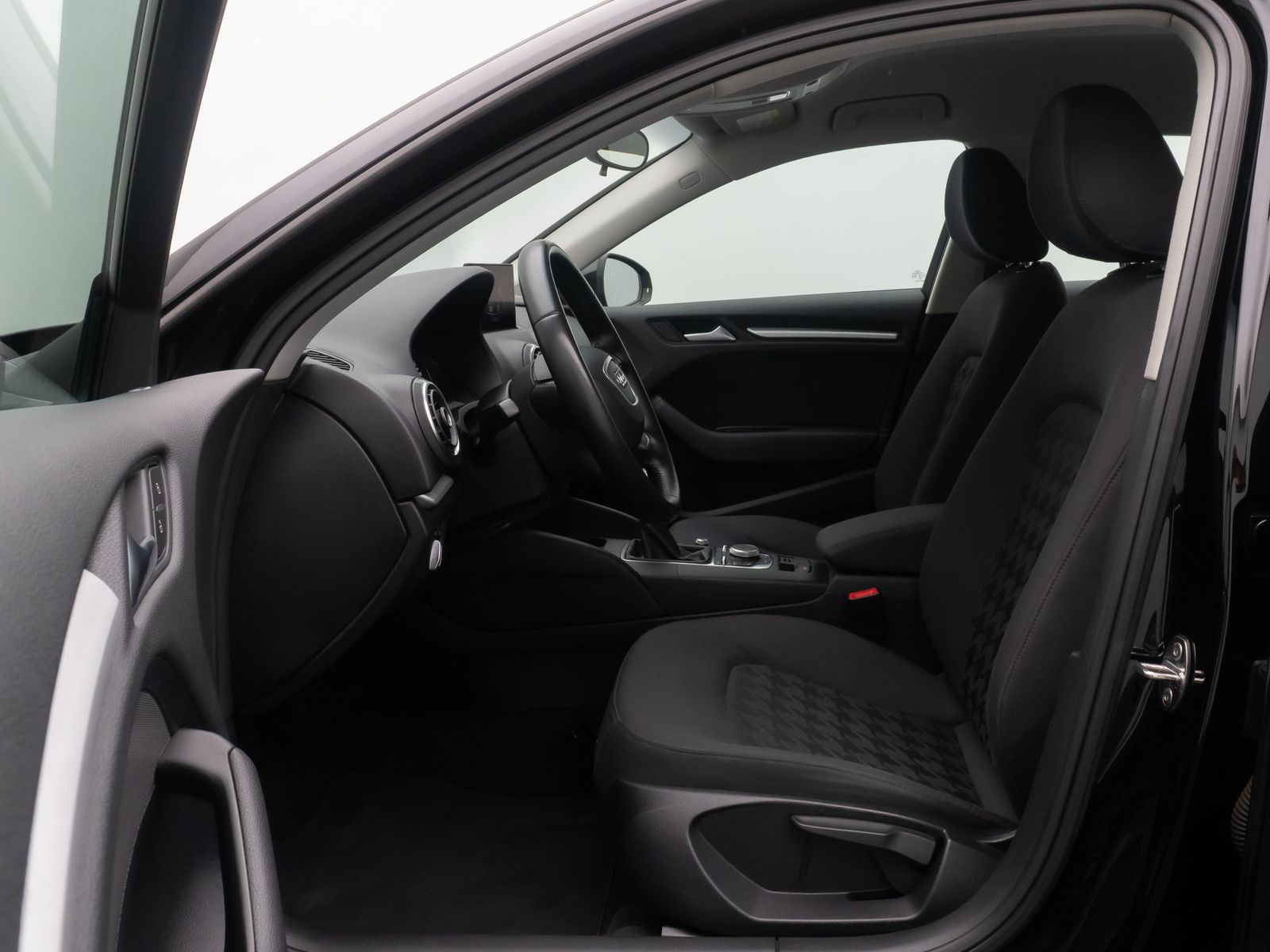Fahrzeugabbildung Audi A3 Attraction PDC KlimaAut HiFi Sitzheizung LM