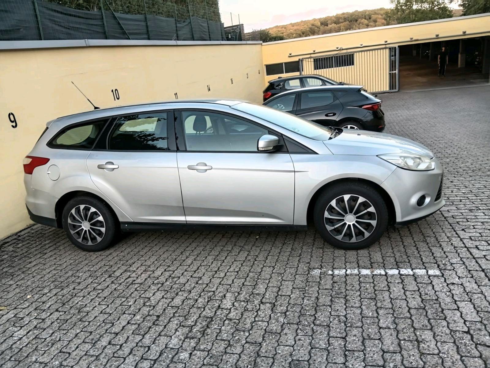Ford Focus 2011 — rear view