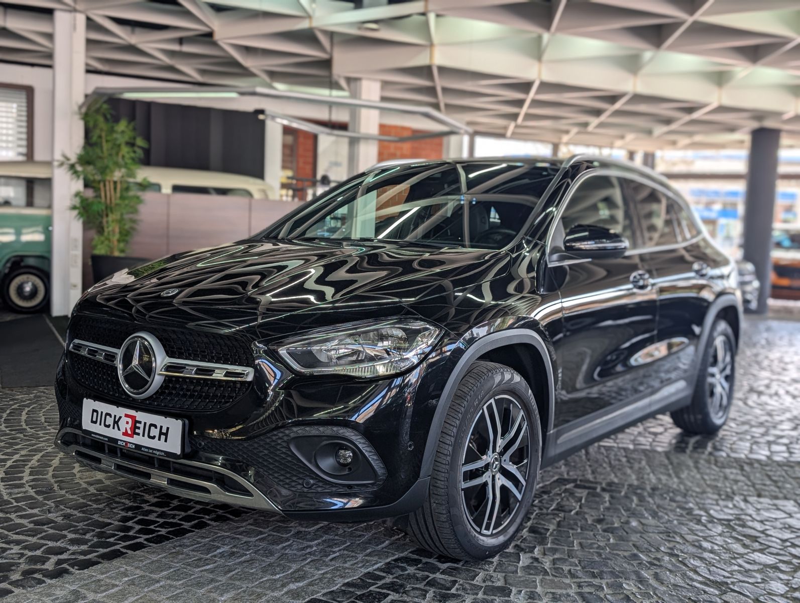 Fahrzeugabbildung Mercedes-Benz GLA 200 d LEDER AHK MBUX VIRT APP KAM SHZ ALU18"