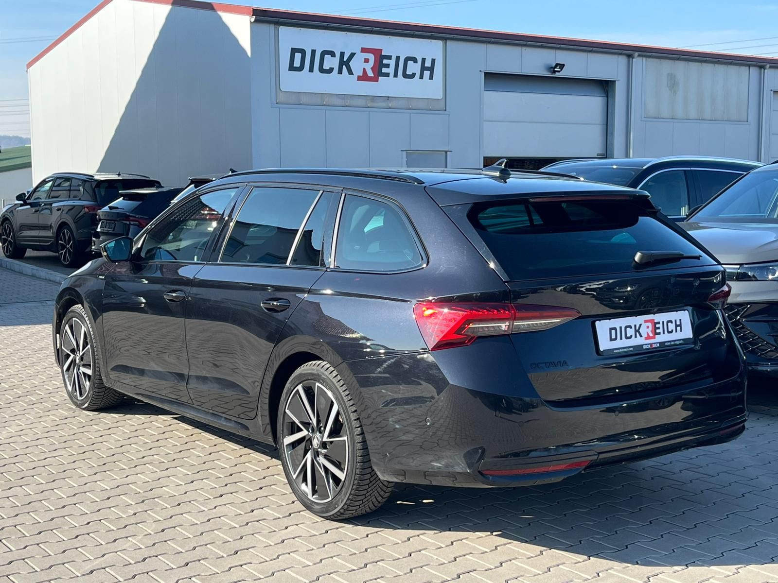 Fahrzeugabbildung SKODA Octavia 1.5 DSG Sportline PANO*MATRIX*AHK*5J.GAR