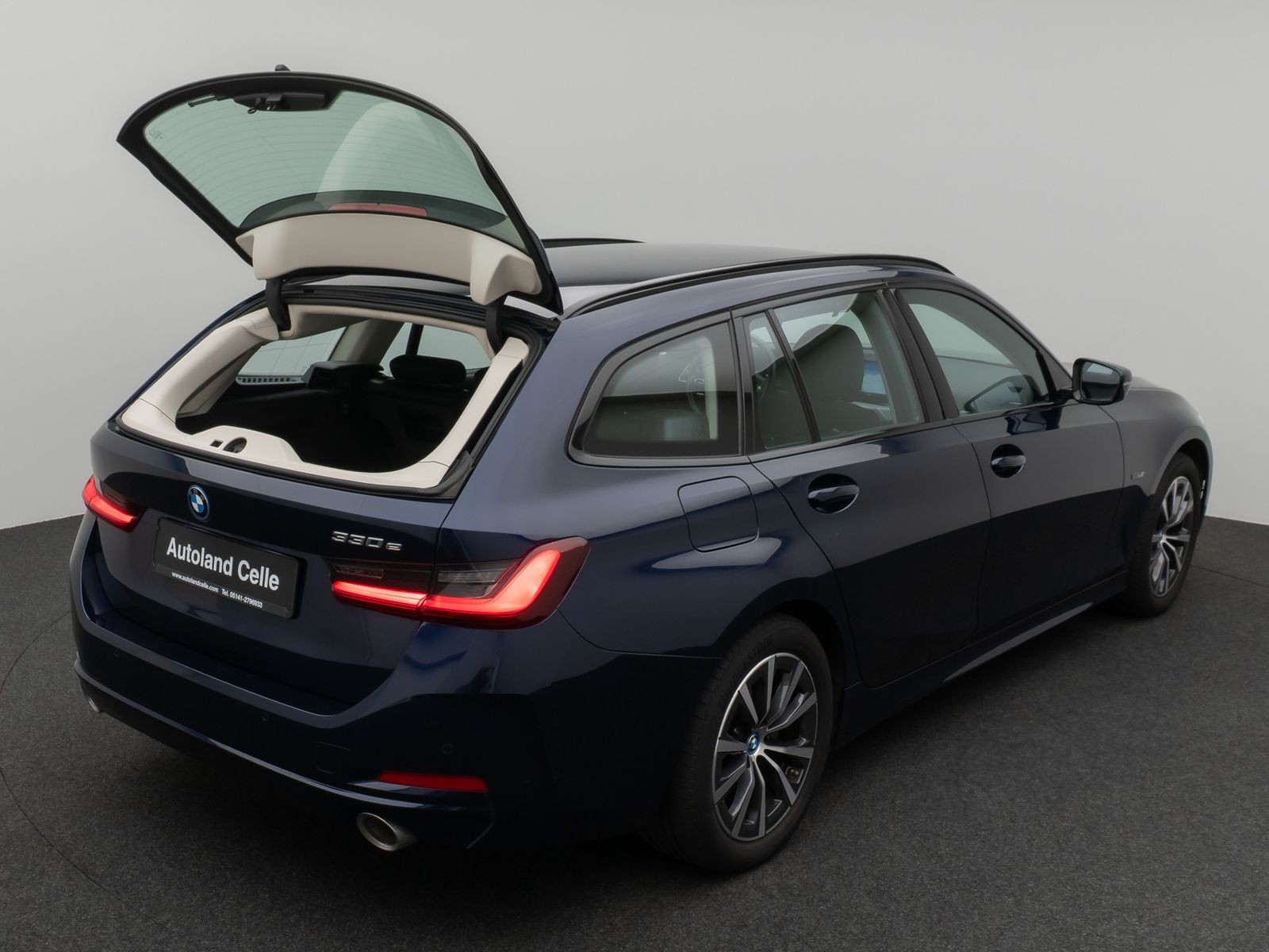 Fahrzeugabbildung BMW 330e Individual DAB HiFi Fernlichtassist PDC LED
