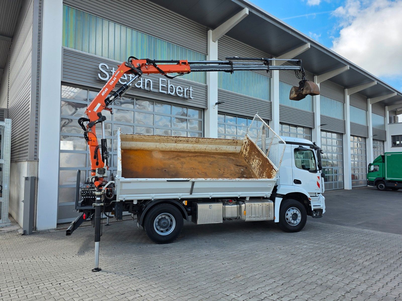 Fahrzeugabbildung Mercedes-Benz Arocs 1835 KK Heckkran Atlas 126.3E-A3L Funk